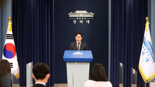 강민석 청와대 대변인이 3일 청와대에서 문재인 대통령의 지시와 관련한 브리핑을 하고 있다. 연합뉴스.